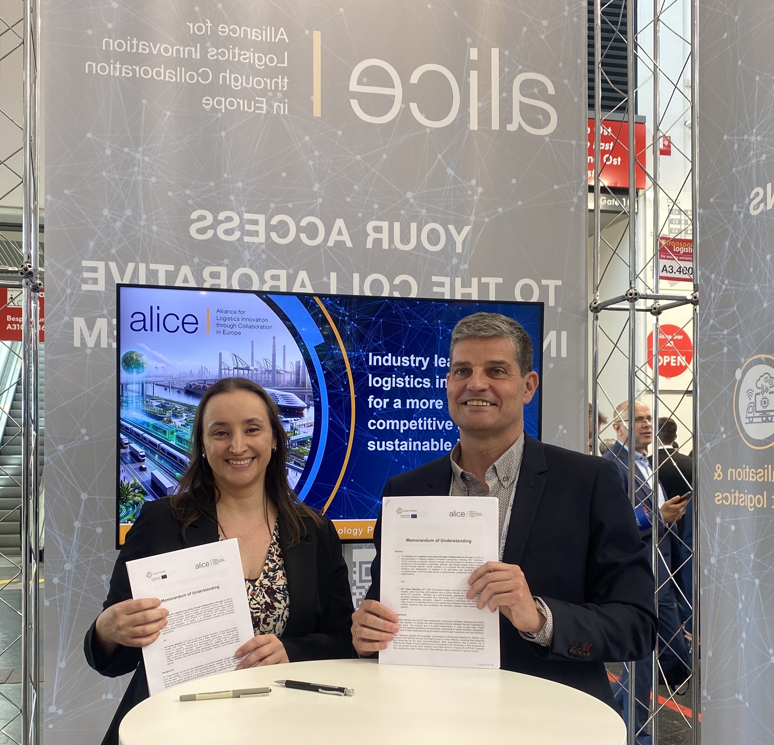 Adriana Diaz and Fernando Liesa signing an MoU